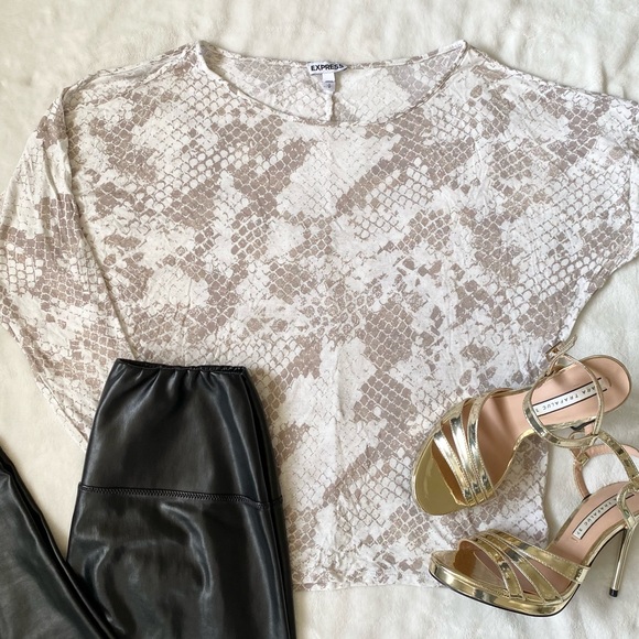 ⭐️ Express Long Sleeve Cold Shoulder Snake Print Long Sleeve Tee Small - Picture 5 of 12